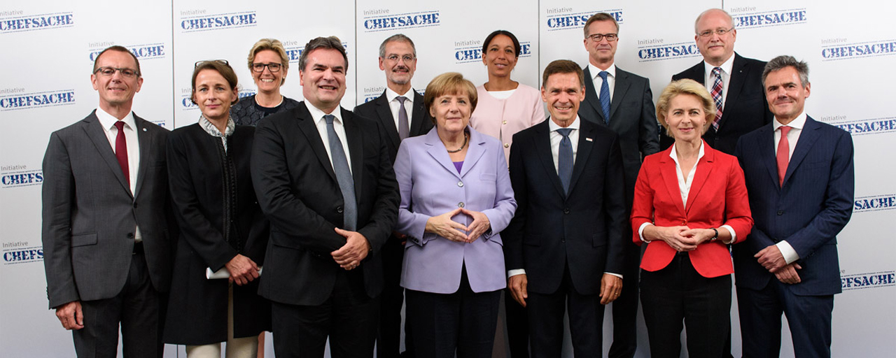 Angela Merkel mit Mitglieder der Initiative Chefsache