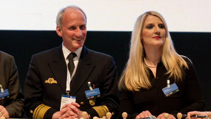 Joachim Rühle, Vizeadmiral, Abteilungsleiter Personal Bundesministerium der Verteidigung, und Judith Klups, Zukunftsagenten Psychologist, auf der CeBit 2017, Hannover