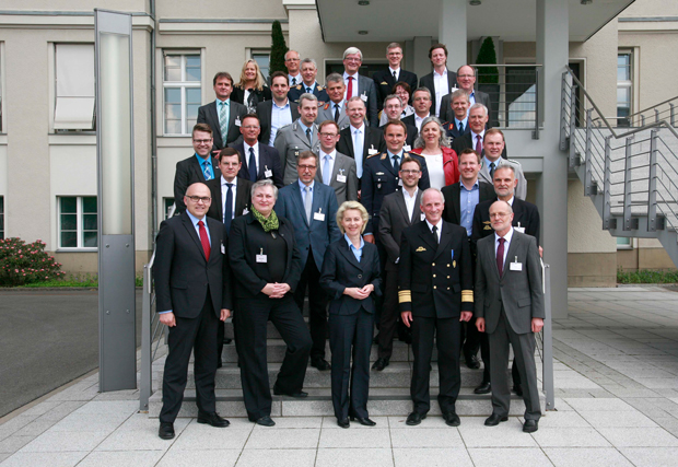 Verteidigungsministerin Ursula von der Leyen (M.) mit den geladenen Führungskräften sowie dem Moderatoren- und Organisationsteam vor dem Bendlerblock in Berlin.