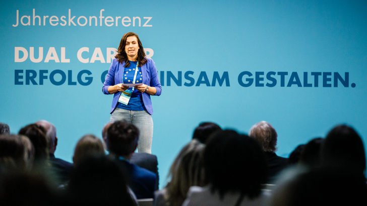 Magdalena Rogl steht auf der Bühne der Chefsache Konferenz 2019